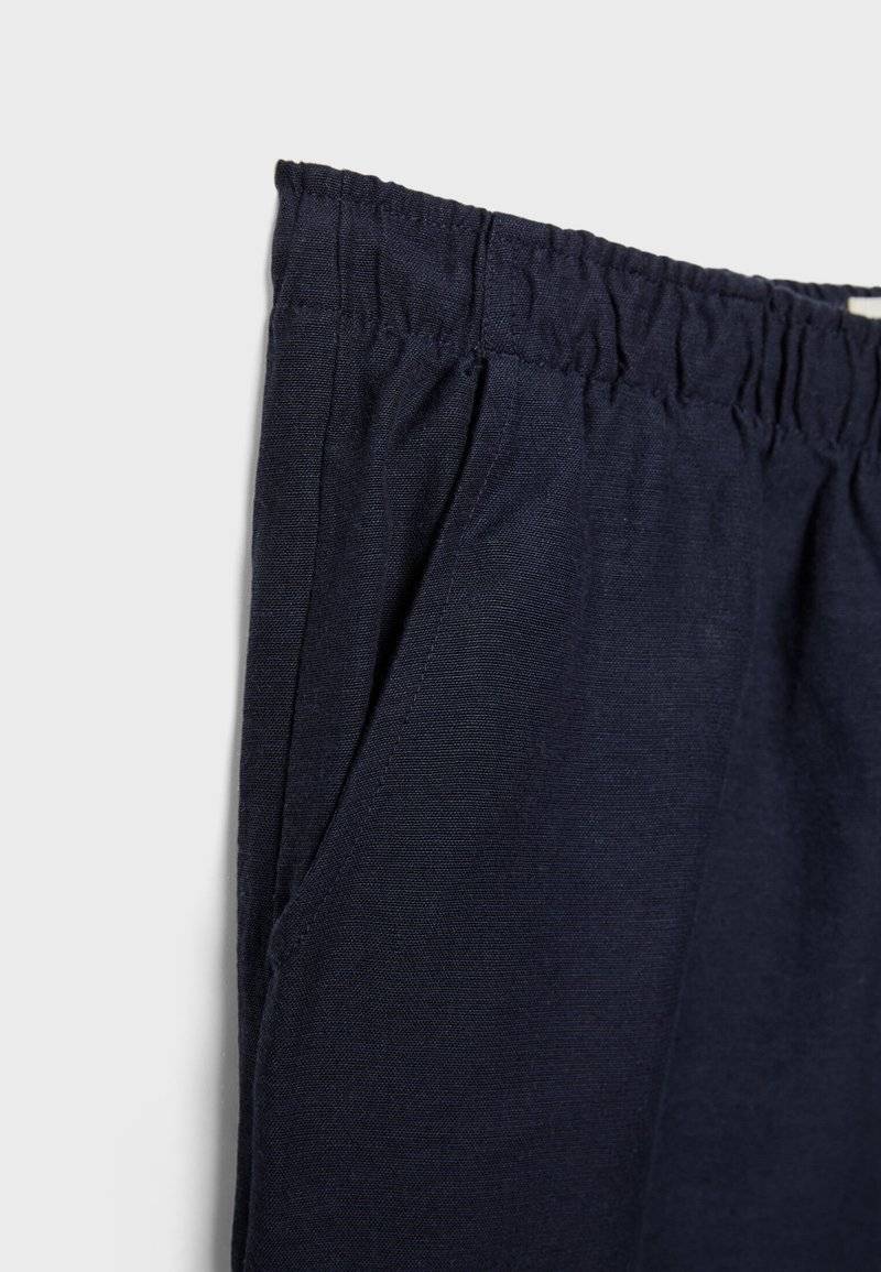 Stradivarius Stradivarius LOOSE-FITTING - Trousers - dark blue Saisonale Angebote