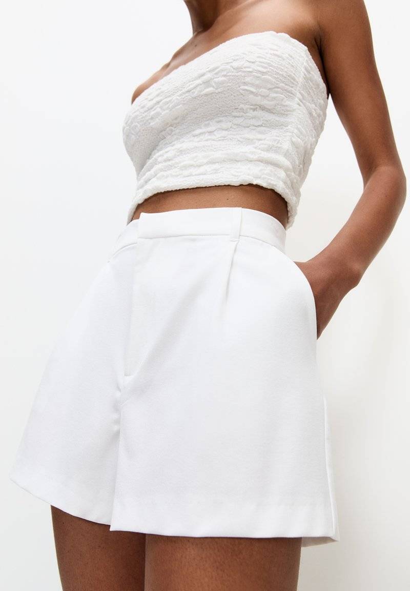 PULL&BEAR PULL&BEAR DARTED - BERMUDA - Shorts - white Neueste Stile