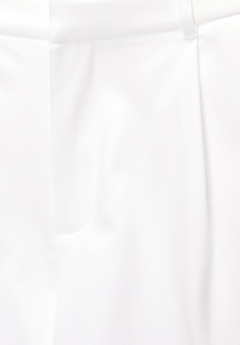 PULL&BEAR PULL&BEAR DARTED - BERMUDA - Shorts - white Neueste Stile