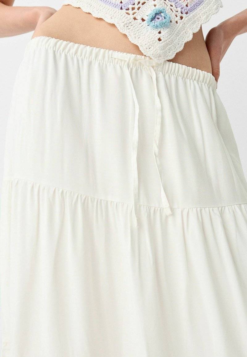 Bershka Bershka ELASTICATED - Maxi skirt - white Nur für heute