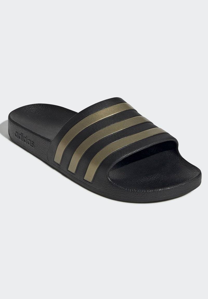 adidas Sportswear adidas Sportswear ADILETTE AQUA - Pool slides - core black gold met core black 50% Rabatt für begrenzte Zeit