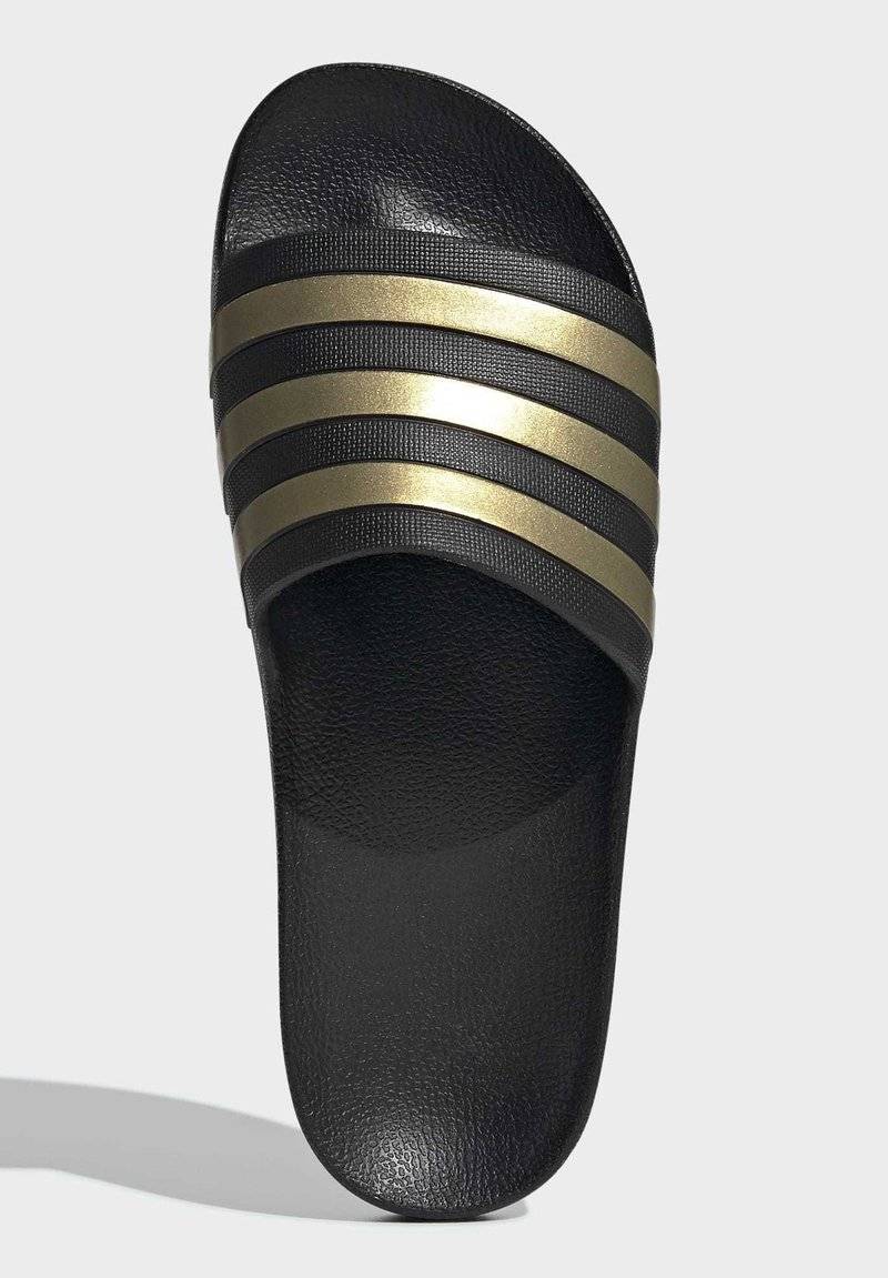 adidas Sportswear adidas Sportswear ADILETTE AQUA - Pool slides - core black gold met core black 50% Rabatt für begrenzte Zeit