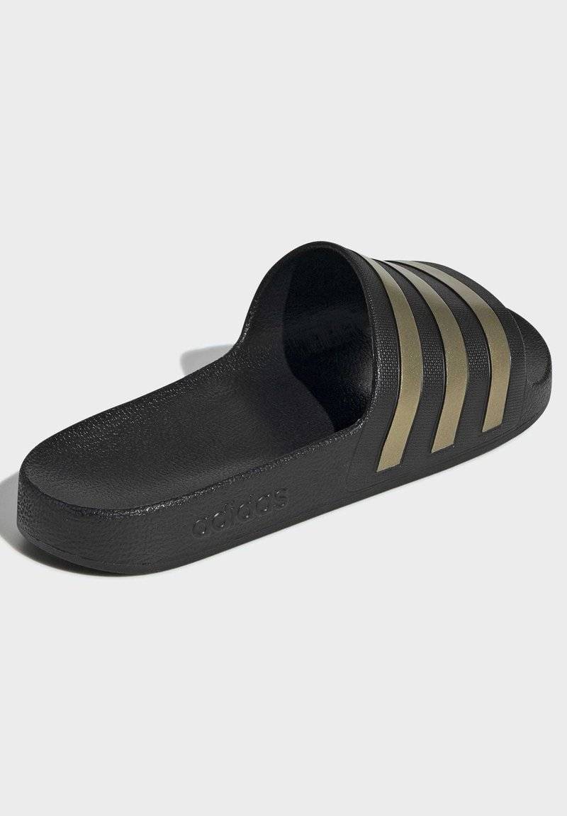 adidas Sportswear adidas Sportswear ADILETTE AQUA - Pool slides - core black gold met core black 50% Rabatt für begrenzte Zeit