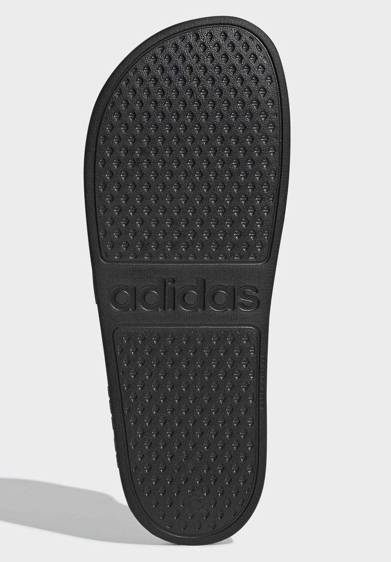 adidas Sportswear adidas Sportswear ADILETTE AQUA - Pool slides - core black gold met core black 50% Rabatt für begrenzte Zeit