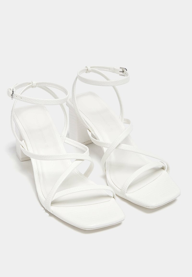 PULL&BEAR PULL&BEAR WITH CROSSOVER STRAPS - Sandals - white Fabrikpreis
