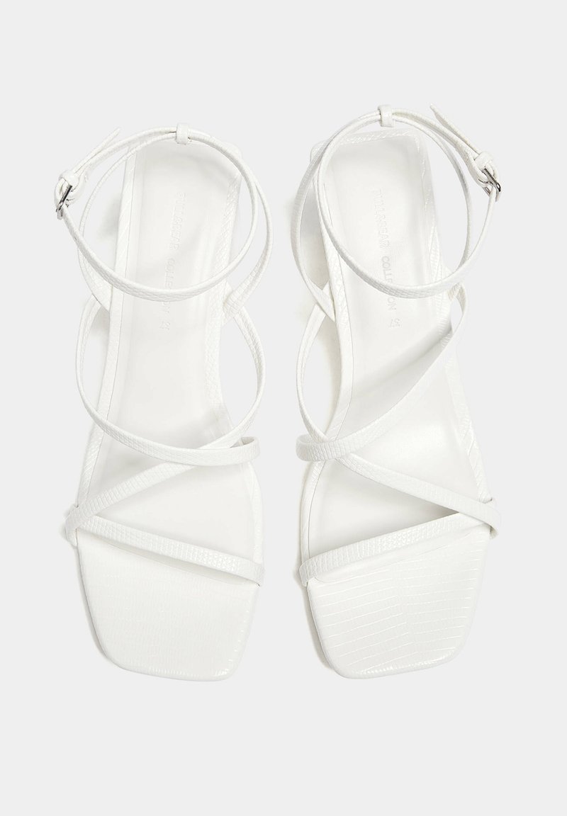 PULL&BEAR PULL&BEAR WITH CROSSOVER STRAPS - Sandals - white Fabrikpreis