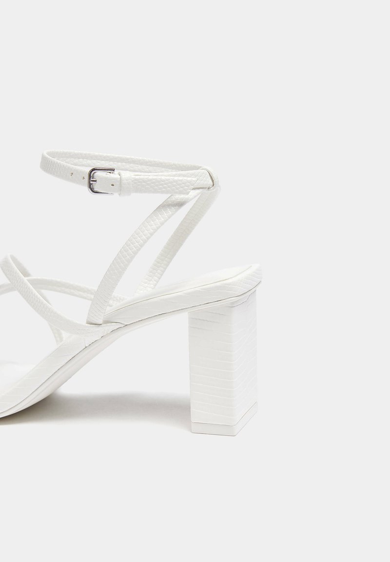 PULL&BEAR PULL&BEAR WITH CROSSOVER STRAPS - Sandals - white Fabrikpreis