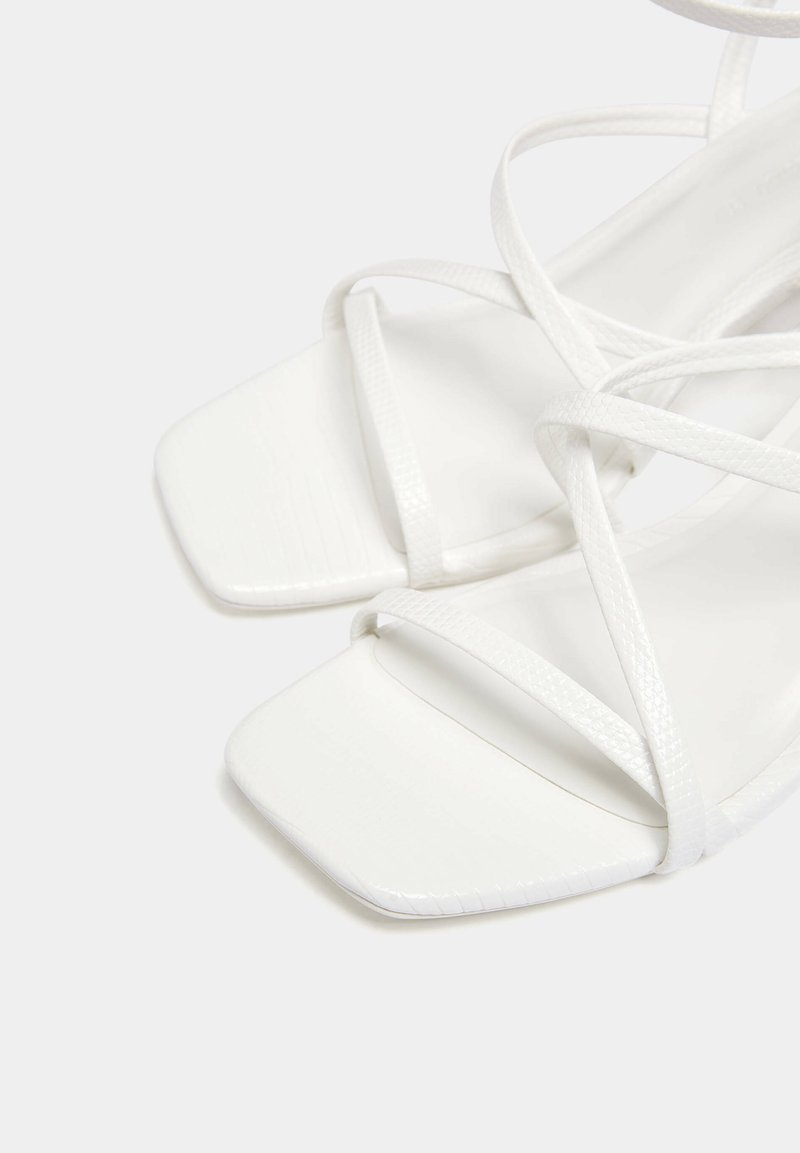 PULL&BEAR PULL&BEAR WITH CROSSOVER STRAPS - Sandals - white Fabrikpreis