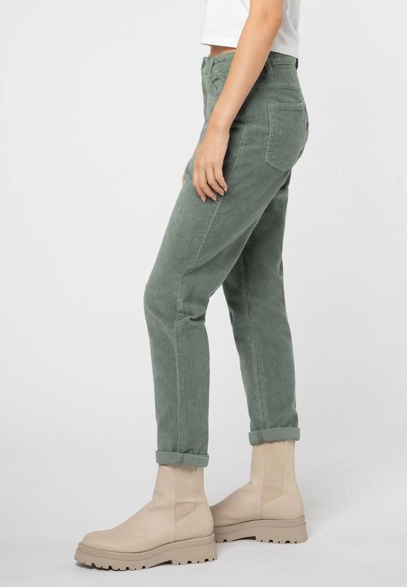Eight 2 Nine Eight 2 Nine Trousers - middle green Vierteljährliche Förderung
