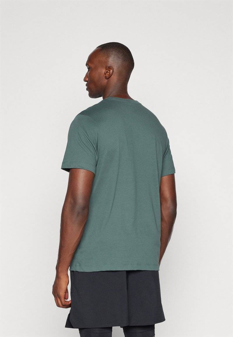 Nike Performance Nike Performance TEE CREW SOLID - Sports T-shirt - vintage green Top Angebot
