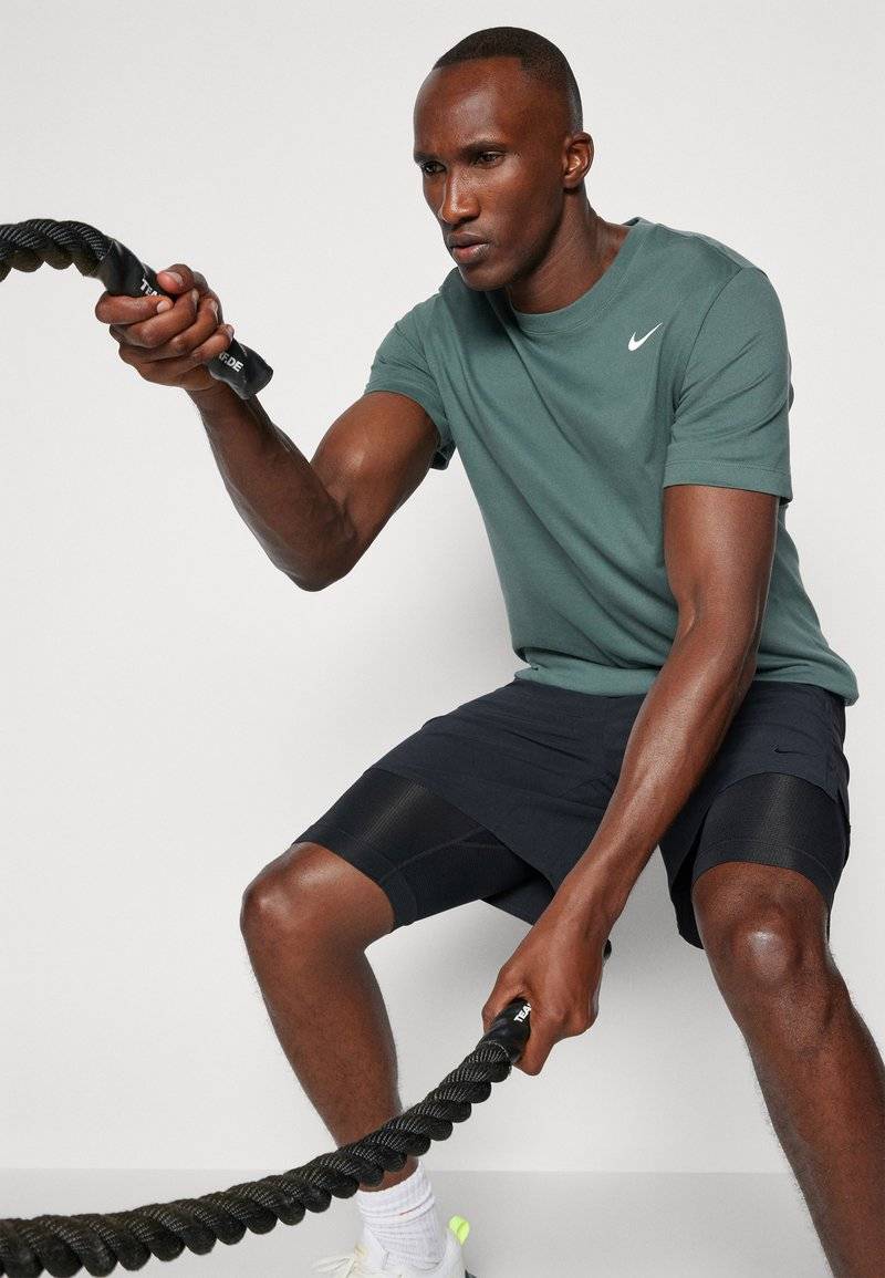 Nike Performance Nike Performance TEE CREW SOLID - Sports T-shirt - vintage green Top Angebot