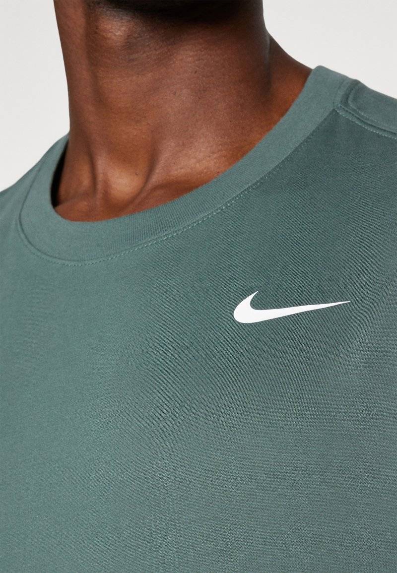 Nike Performance Nike Performance TEE CREW SOLID - Sports T-shirt - vintage green Top Angebot