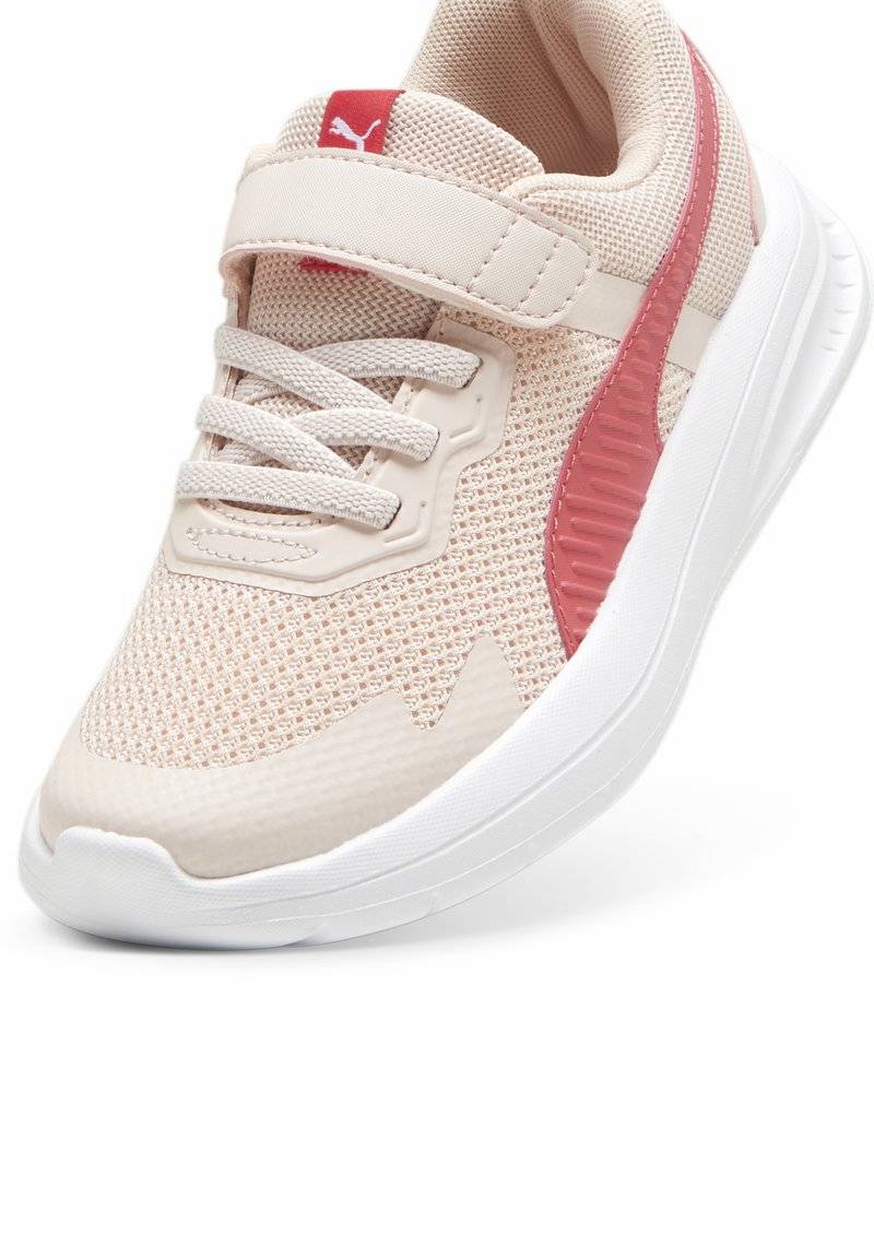 Puma Puma EVOLVE - Stability running shoes - island pink white tart cherry Saisonschlussverkauf