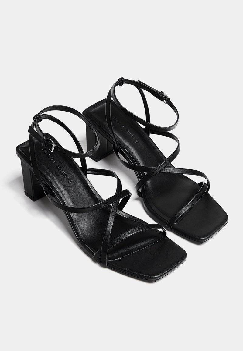 PULL&BEAR PULL&BEAR WITH CROSSOVER STRAPS - Sandals - black Muttertagsangebot