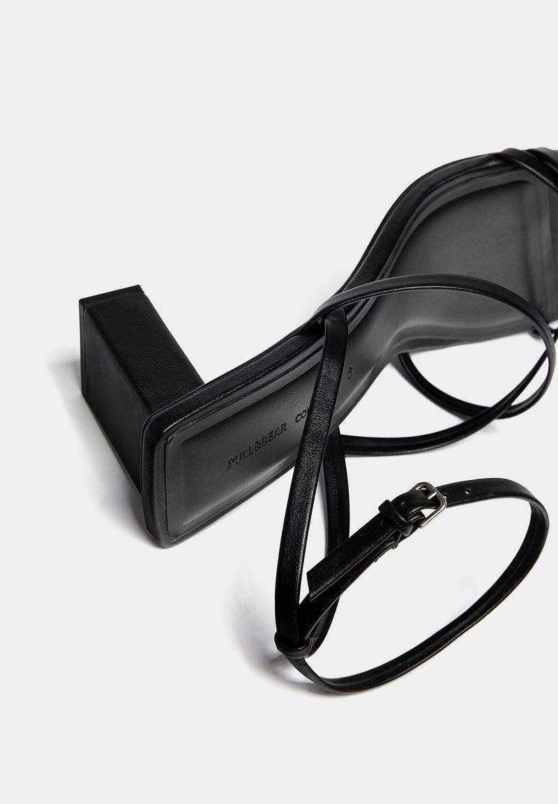 PULL&BEAR PULL&BEAR WITH CROSSOVER STRAPS - Sandals - black Muttertagsangebot