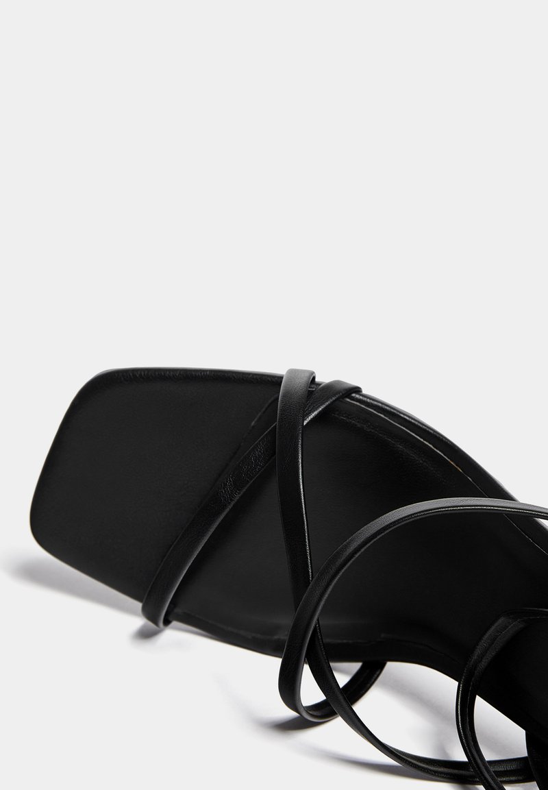 PULL&BEAR PULL&BEAR WITH CROSSOVER STRAPS - Sandals - black Muttertagsangebot